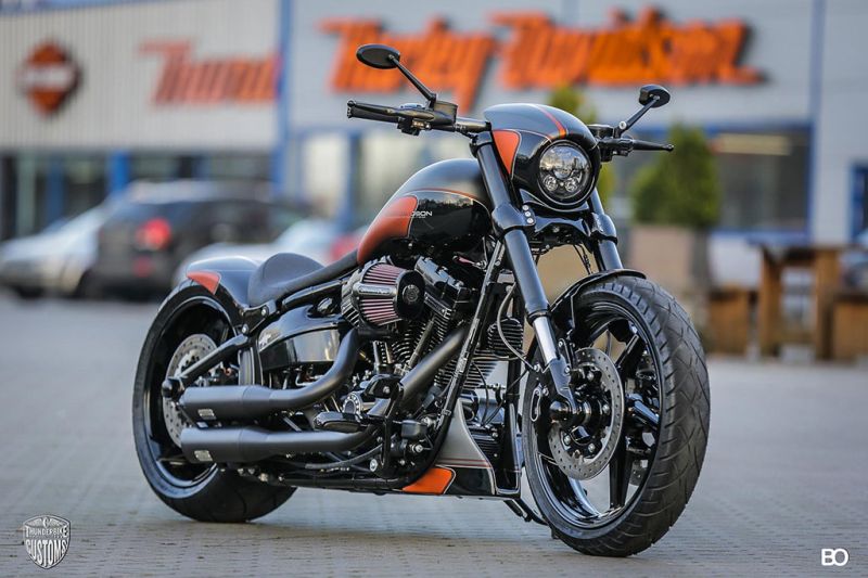 Harley Davidson Softail Breakout ‘Black Sunset’ by Thunderbike