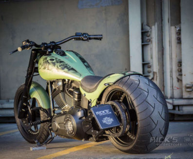 Harley-Davidson V-Rod Skulls_N_Roses by Rick’s motorcycles