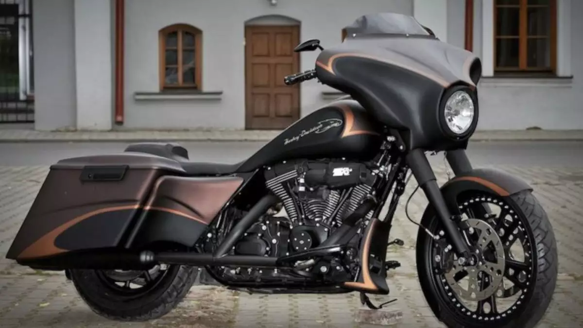 HD Street Glide Bagger 'Blackout' by Killer Custom HD Street Glide Bagger ‘Blackout’ by Killer Custom