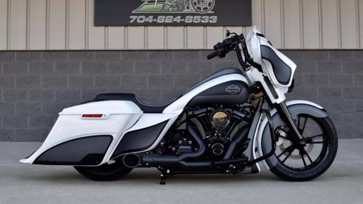 Harley Davidson Bagger Street Glide ‘Bully’ by The Bike Exchange