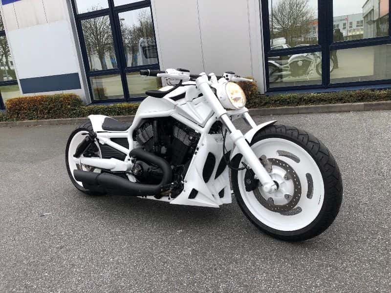 Harley V Rod custom “White Pearl” by No Limit Custom