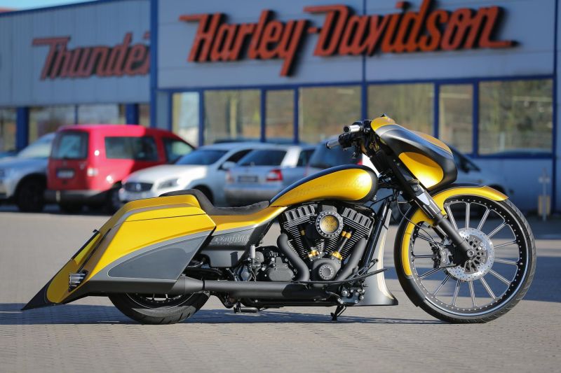 Harley Davidson Custom Street Glide Touring by Thunderbike