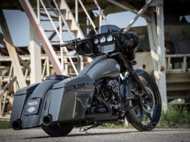Harley Davidson Custom Street Glide bagger by Rick’s motorcycles 01