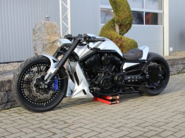 Harley-Davidson muscle V-Rod custom "Silverstone" by No Limit Custom
