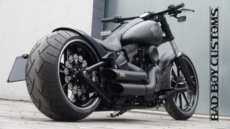 Harley Davidson Breakout 280 “Black Matt” by Bad Boy Customs