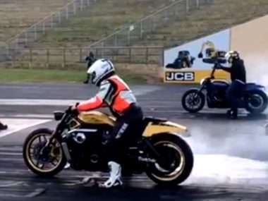 Drag Race Harley-Davidson VRod vs Softail by Darkside
