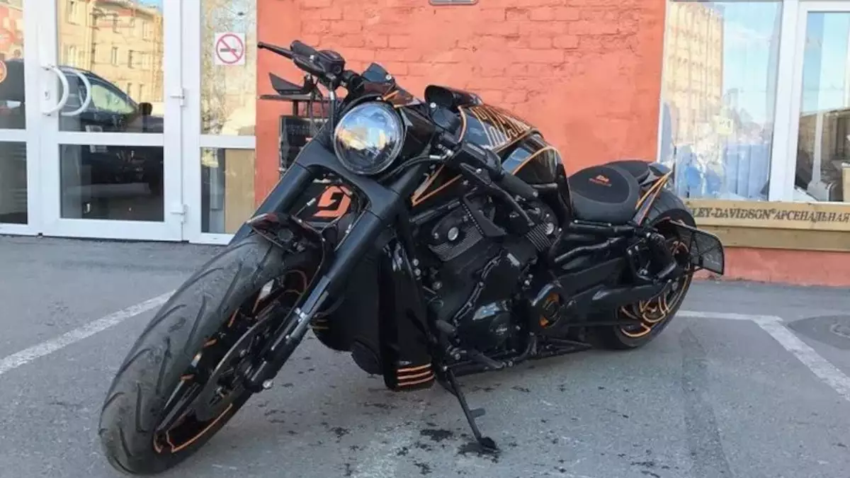 Harley-Davidson V-Rod ‘Orange Line’ by Burmeisters