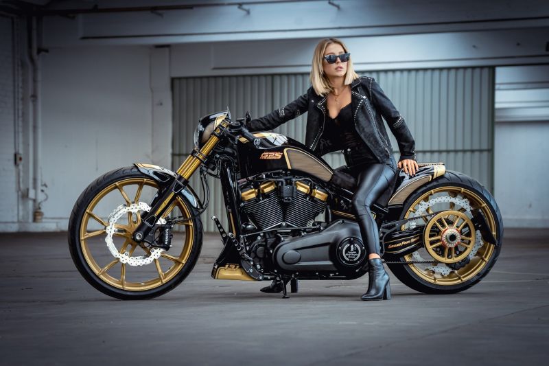 ▷ Harley-Davidson Softail Breakout customized “LE MANS” by Thunderbike