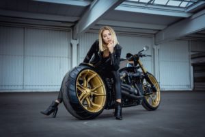 Harley-Davidson-Softail-Breakout-customized-LE-MANS-by-Thunderbike