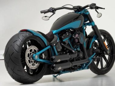 Harley-Davidson Softail Breakout 'Crystal Blue' by Bündnerbike