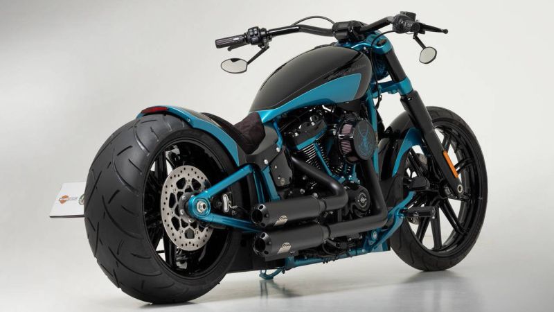 Harley-Davidson-Softail-Breakout-Crystal-Blue-by-Bundnerbike