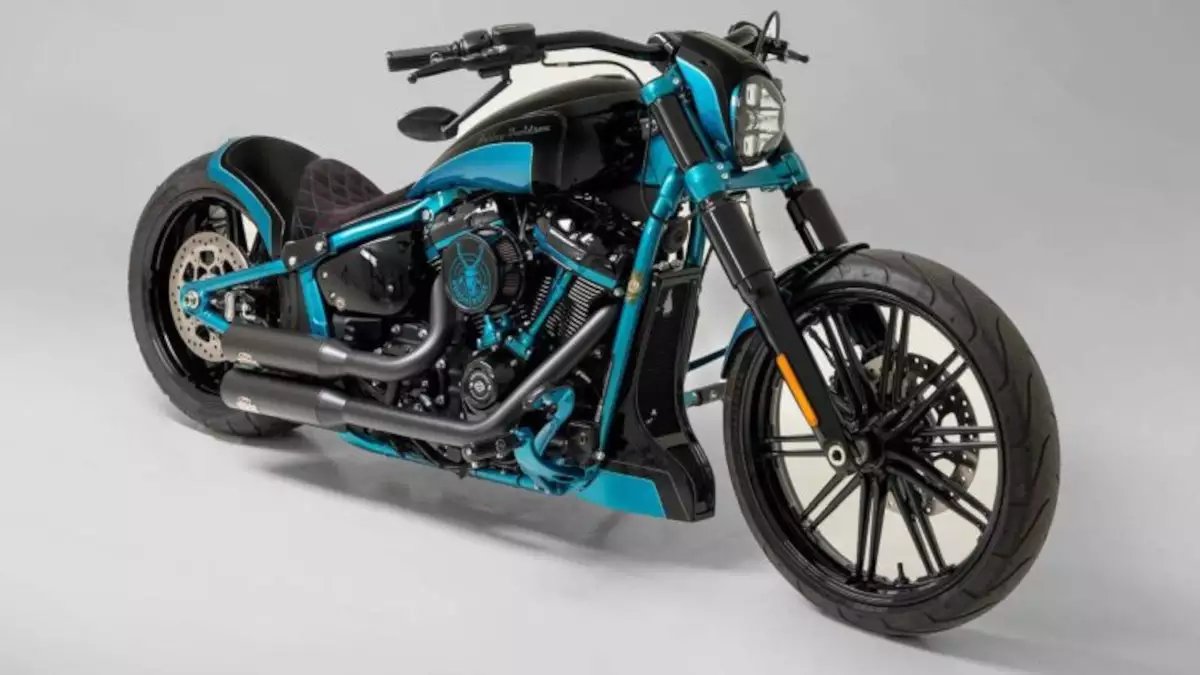 Harley-Davidson Softail Breakout ‘Crystal Blue’ by Bündnerbike
