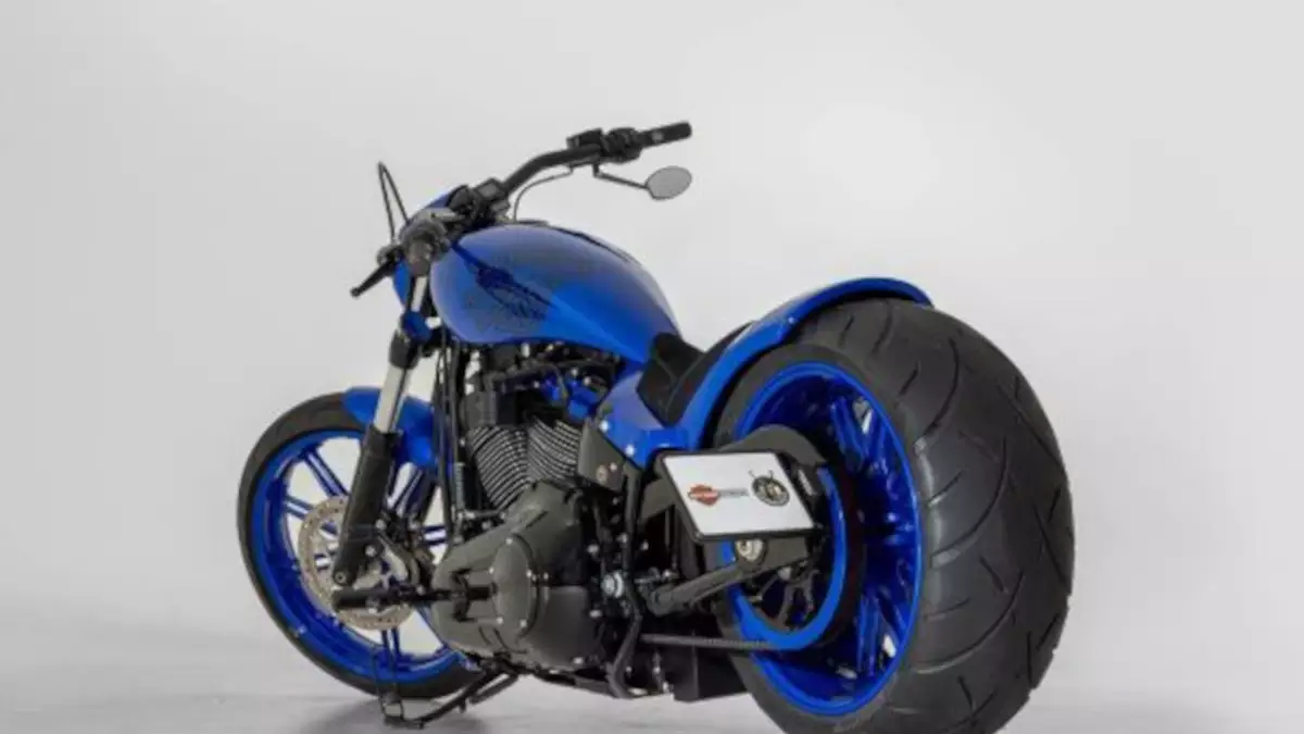Harley-Davidson Breakout 'Blue Hero' by Bündnerbike