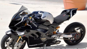 Ducati-Panigale-V4-R-Billet-extended-swingarm-by-Roaring-Toyz-04