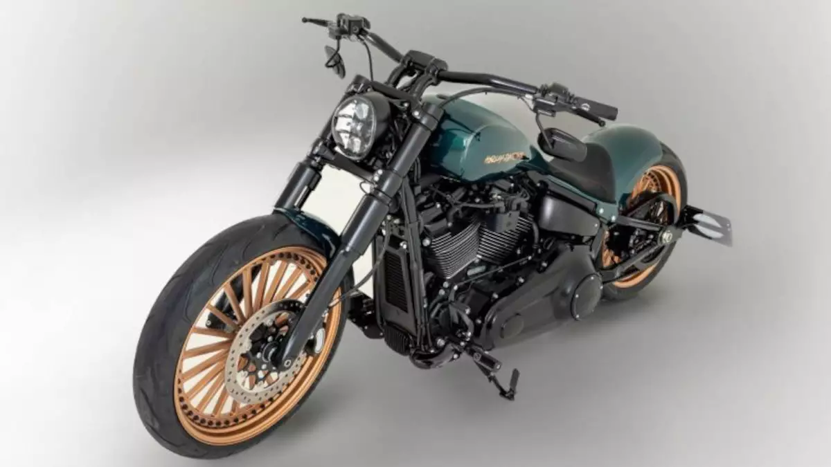 Harley-Davidson Chopper Breakout ‘Green Hornet’ by Bündnerbike
