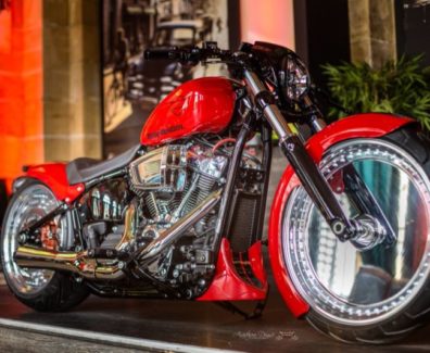 Harley-Davidson-Softail-Kuryakyn-Demona-by-Milwaukee-Twin-Metz-10