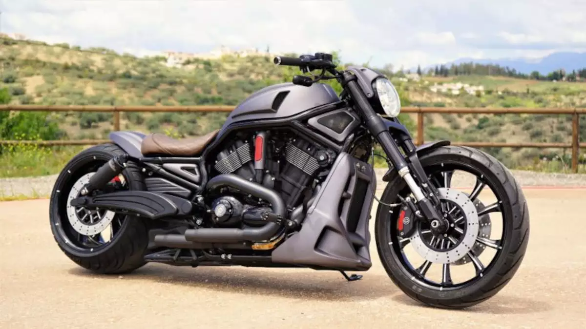 Harley-Davidson VRod ‘Avon Cobra 330’ by Lord Drake Kustoms