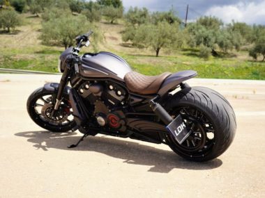 Harley-Davidson VRod 'Avon Cobra 330' by Lord Drake Kustoms