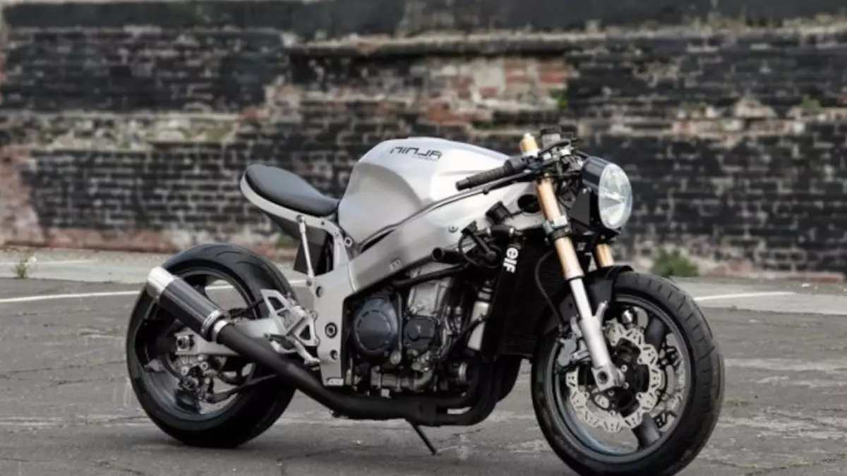 Kawasaki ZX7 Ninja Cafe Fighter by Huge Moto