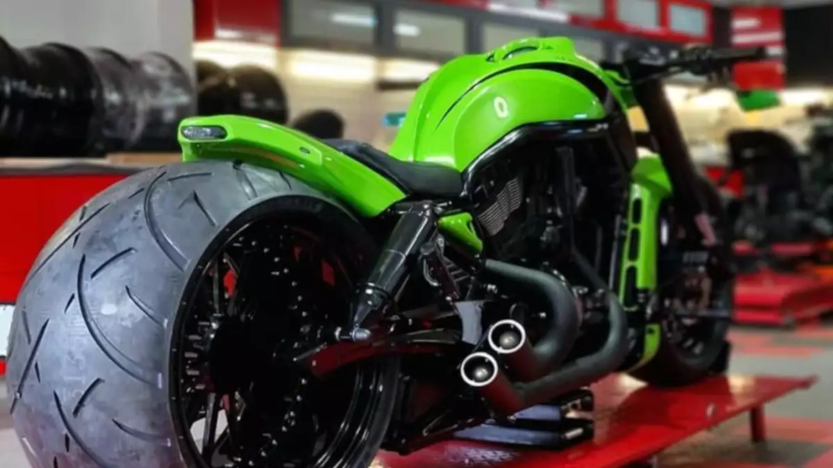 Harley Aggressive-Rod 300 ‘Hulk’ by Show Bike Fashion