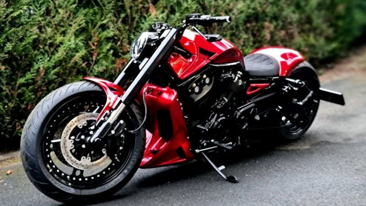 Harley-Davidson Rod 300 ‘Bombasse’ by Show Bike Fashion