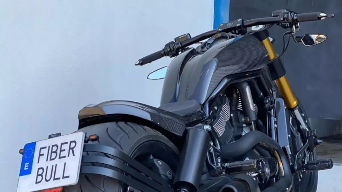 Harley-Davidson V-Rod ‘Full Carbon 330’ by FiberBull