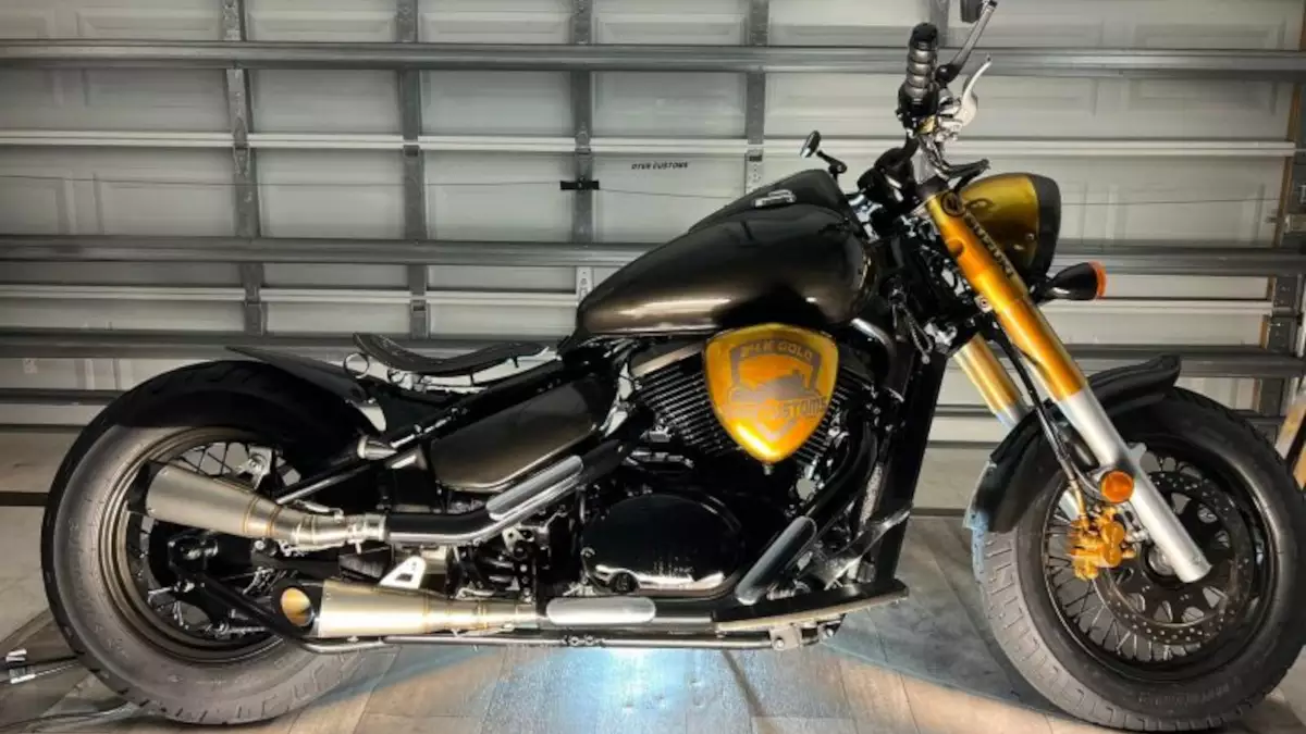 Suzuki Boulevard bobber by Dyer customs