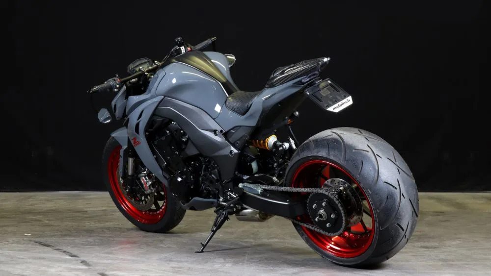 Kawasaki-Z1000R-Wide-tires-by-Moto-Tech-Schweiz