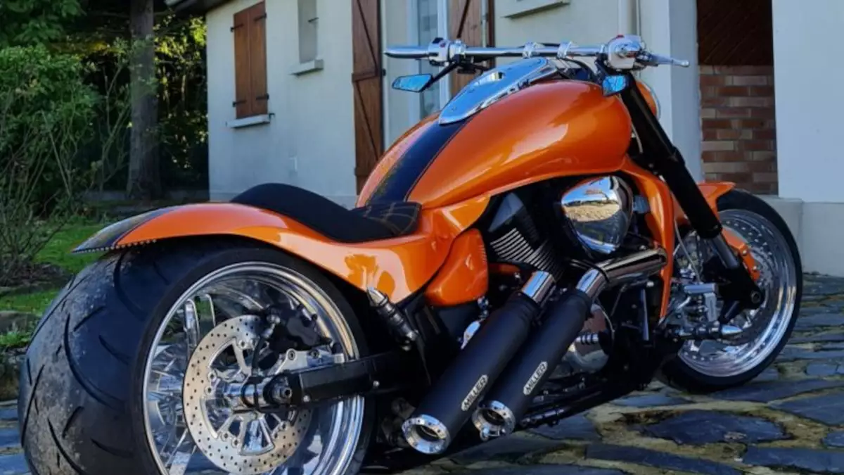 Suzuki 1800 Intruder by Show Bike Fashion