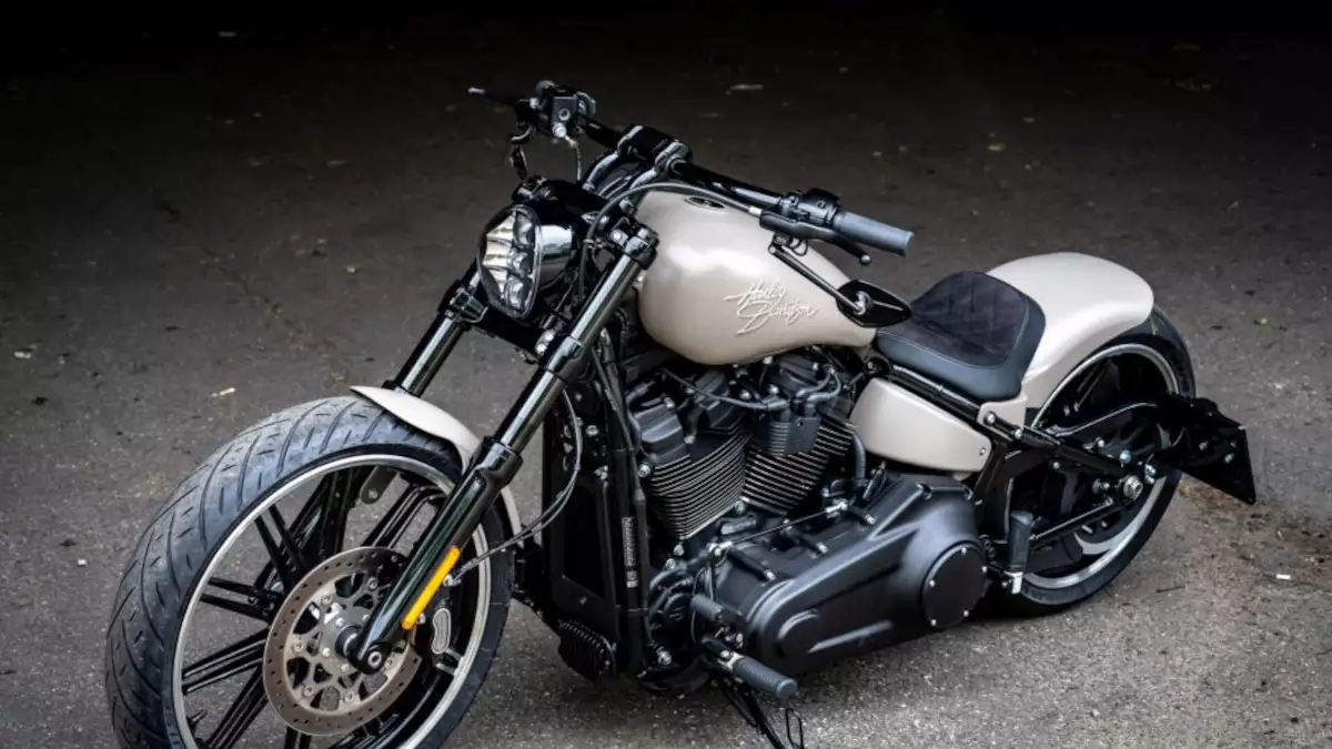 Harley-Davidson Breakout Cruiser ‘Sandy’ by Thunderbike