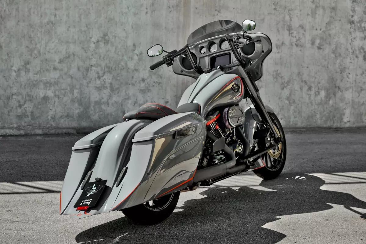 This Street Glide FLHXS is an embodiment of ultimate elegance