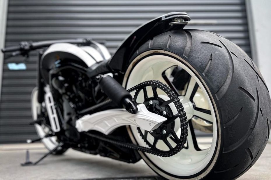 Harley-Davidson-V-Rod-White-muscle-by-Wall-Street-Kustoms
