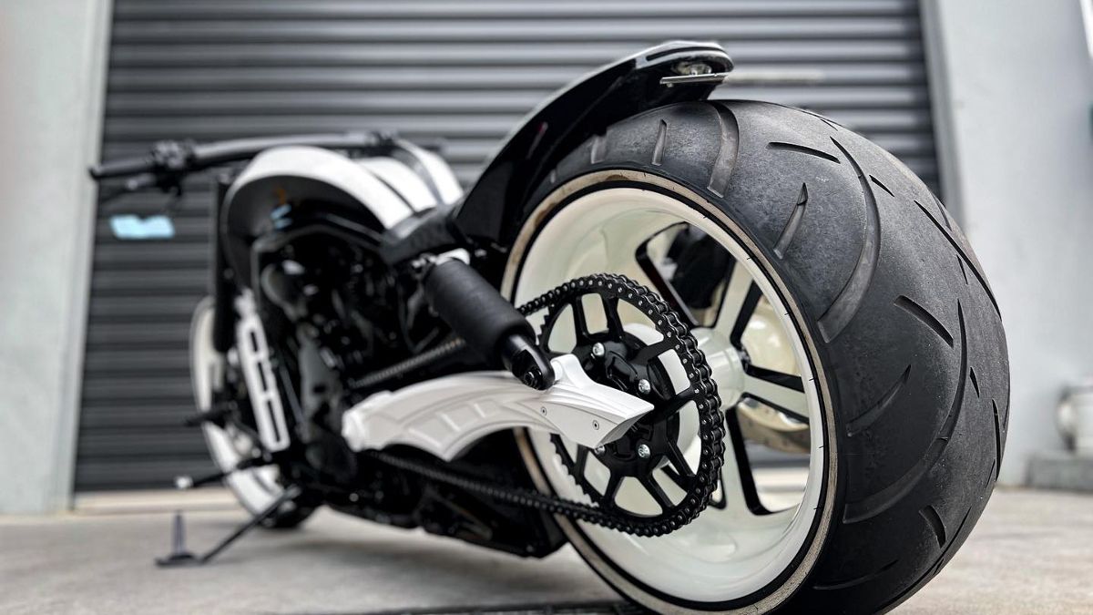 Harley-Davidson-V-Rod-White-muscle-by-Wall-Street-Kustoms