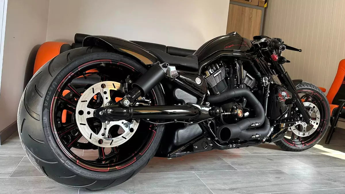 Harley-Davidson-VRSCSE2-300-by-Fat-Rod-Customs