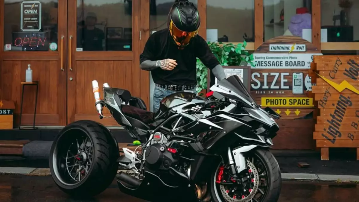 The streets of Osaka aren’t ready for this beast_ Ninja H2