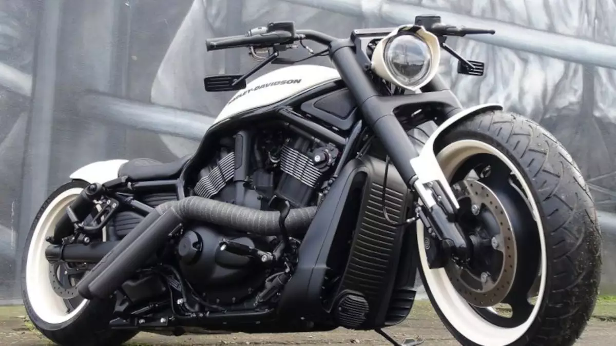 Harley V-Rod Airride ‘White Pearl 280’ by Bad Boy Customs