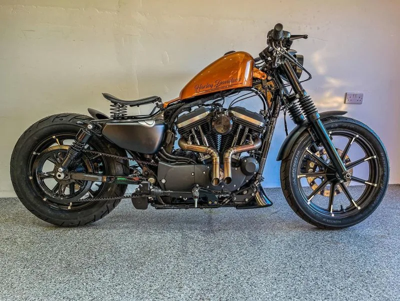 ▷ HD SPORTSTER IRON 883 · CUSTOM BIKES